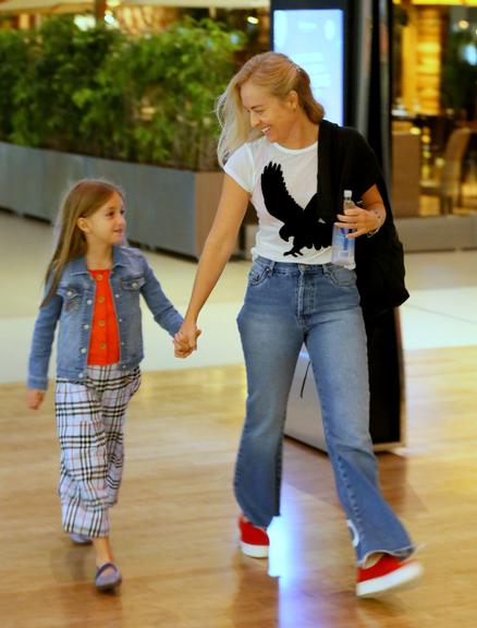 Angélica e Eva durante passeio em Shopping