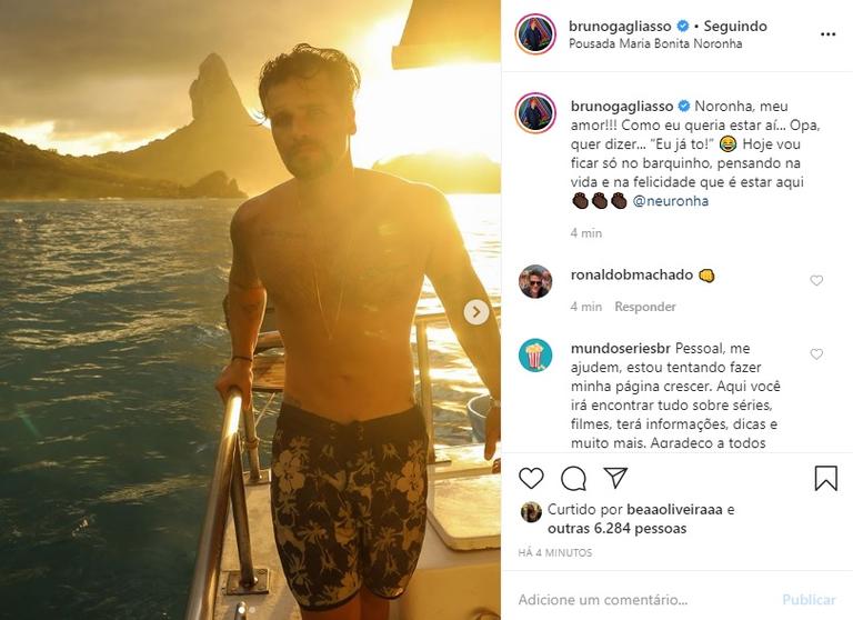 Bruno Gagliasso curte dia de praia em Noronha e encanta fãs