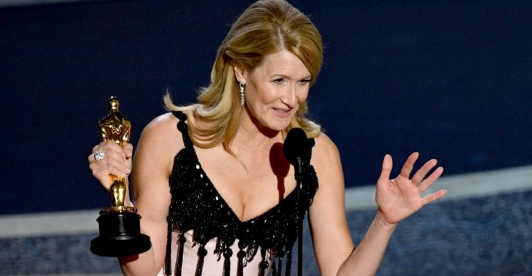 Laura Dern recebendo o prêmio do Oscar