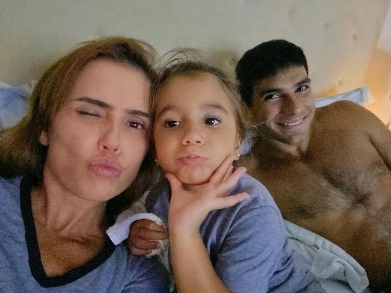 Em clique fofo, Deborah Secco surge ao lado de seu marido e sua filha