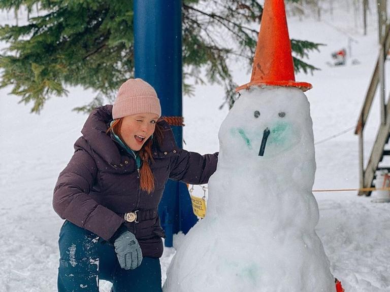 Larissa Manoela posa ao lado de boneco de neve em registro de viagem aos Estados Unidos 