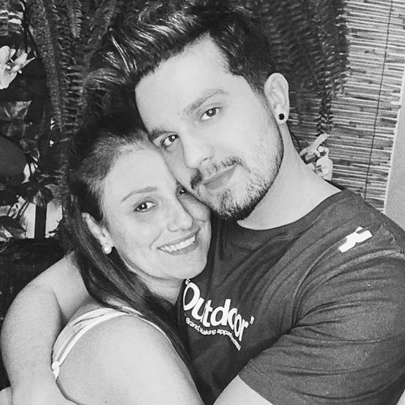 Luan Santana compartilha clique ao lado da mãe e se declara