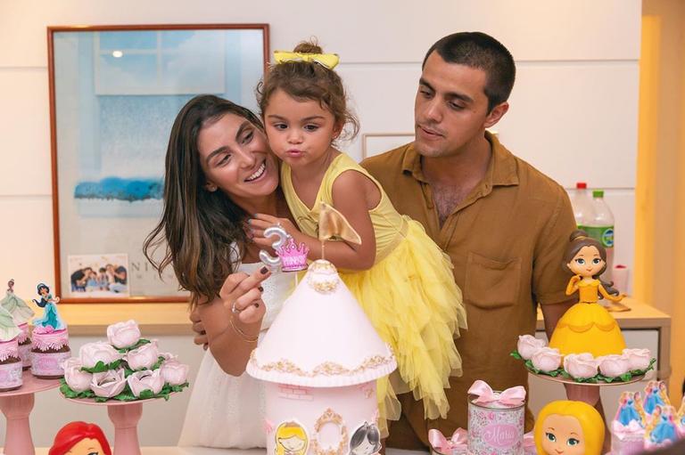 Mariana Uhlmann e Felipe Simas no aniversário da filha