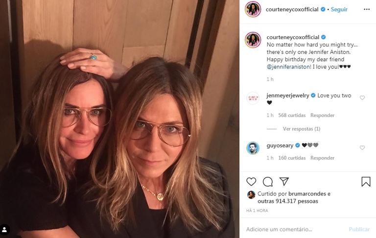 Jennifer Aniston recebe parabéns de Courteney Cox