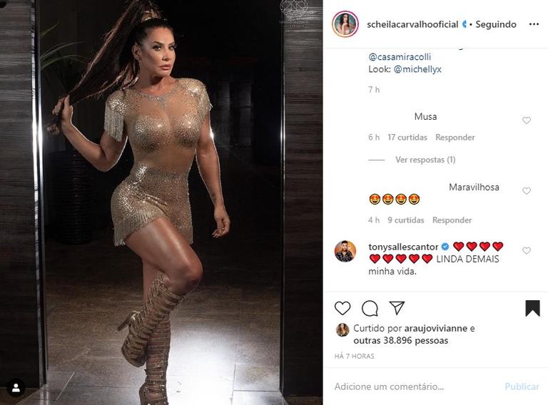 Scheila Carvalho em ensaio de Carnaval