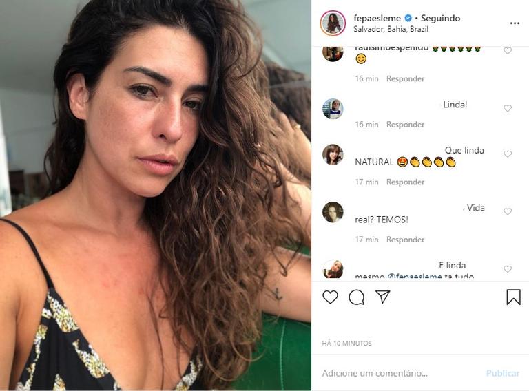 Fernanda Paes Leme sem maquiagem e de cabelo cacheado