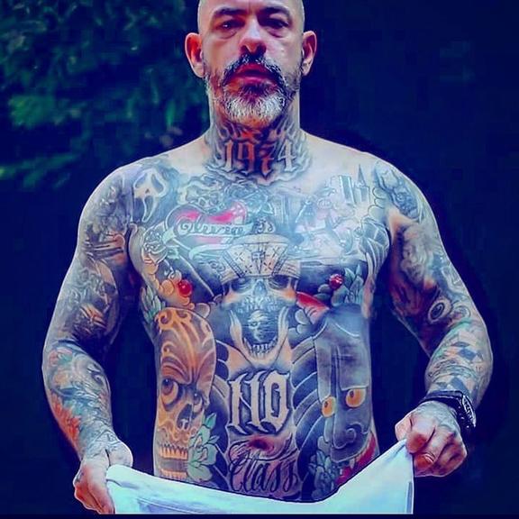 Henrique Fogaça posa sem camisa e exibe tatuagens