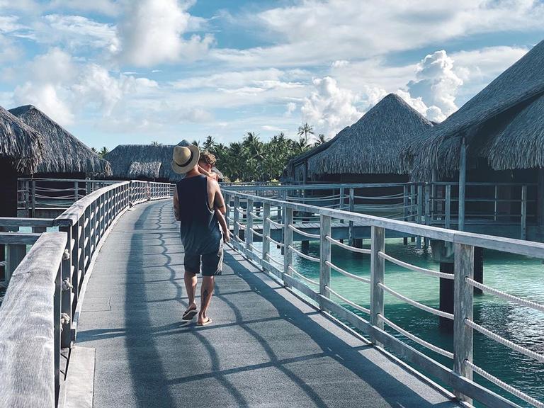 Junior Lima com o filho em Bora Bora