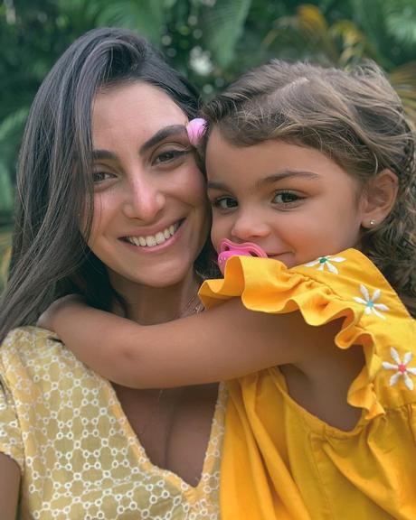 Mariana Uhlmann com a filha, Maria