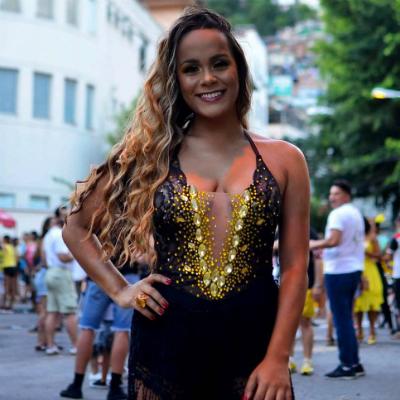 Rafaela Gomes rainha de bateria da São Clemente