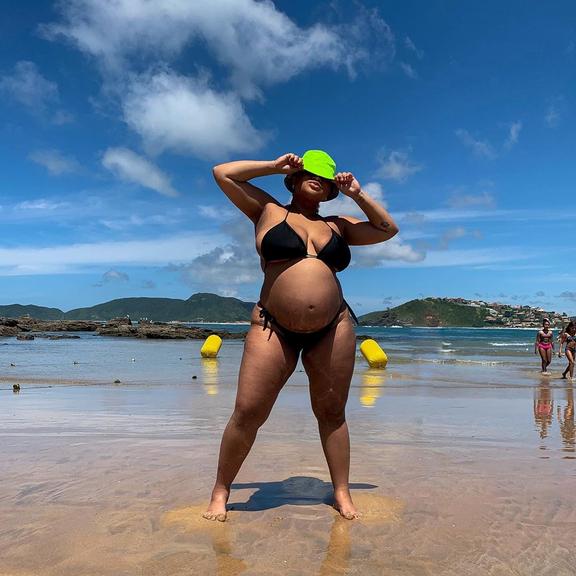 Rízia Cerqueira mostra o barrigão