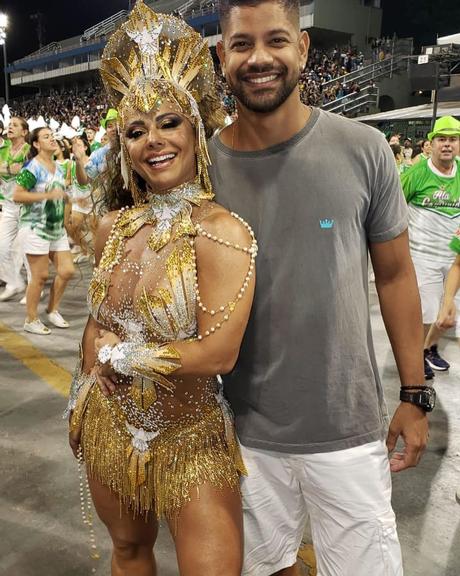 Viviane Araújo com o namorado nos ensaios do Carnaval