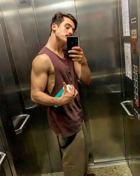 Nicolas Prattes surge musculoso com foto em frente ao espelho