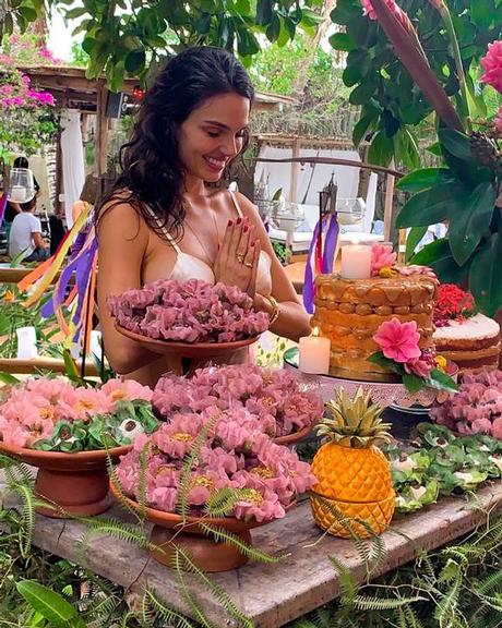 Isis Valverde celebra aniversário de 33 anos