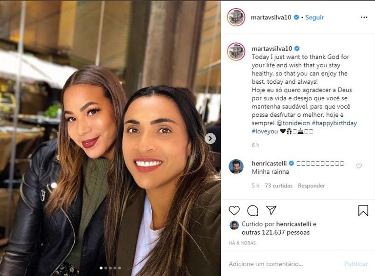 Marta e sua namorada, Toni Pressley fazem aniversário no mesmo dia e aproveitaram a data para se declarar nas redes sociais 