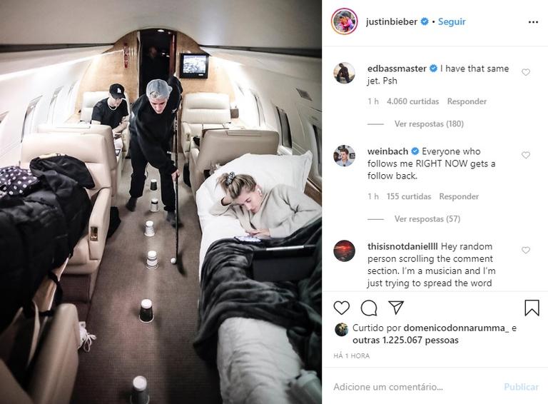 Justin Bieber joga hóquei no jatinho