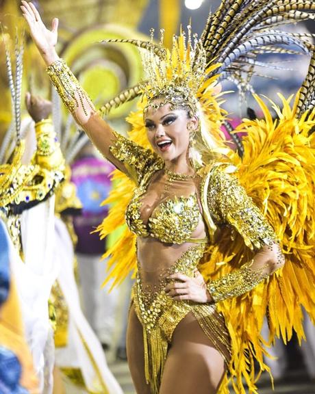 Ellen Roche em desfile da Rosas de Ouro