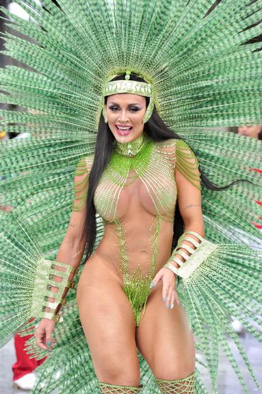 Juju Salimeni arrasa em desfile em SP