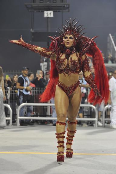 Viviane Araújo arrasa em desfile da Mancha Verde