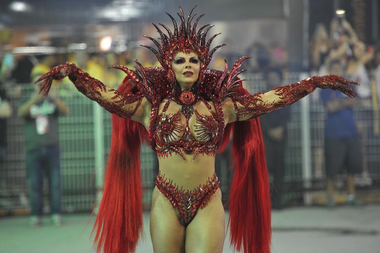 Viviane Araújo arrasa em desfile da Mancha Verde em SP