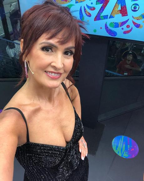 Fátima Bernardes surge com cabelo ruivo e franjinha