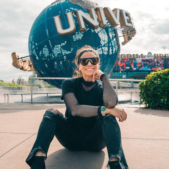 Giovanna Antonelli curte dia de folga em parque de Orlando 