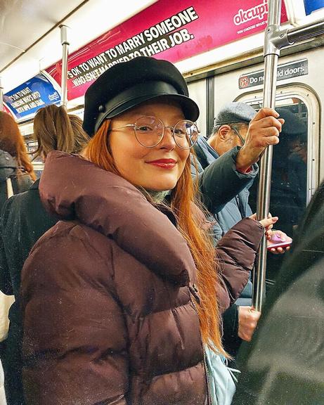 Larissa andando de metrô em Manhattan