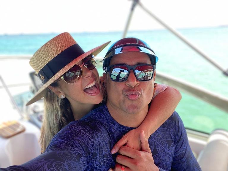 De férias, Xanddy e Carla Perez fizeram um passeio de barco e posaram em clima de romance