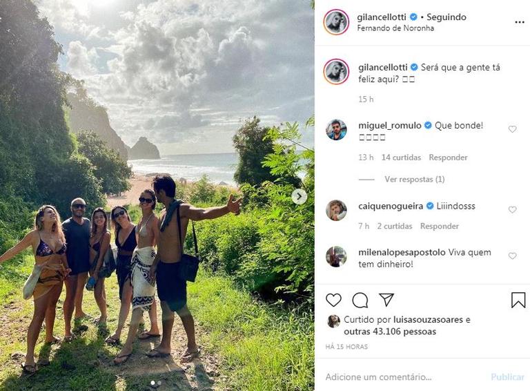 Giovanna Lancellotti compartilha clique com amigos em Noronha