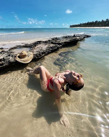 Mariana Ximenes de biquíni em Maceió