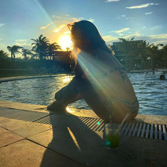 Sheila Mello está curtindo alguns dias de folga e aproveitou para tomar um sol a beira da piscina 