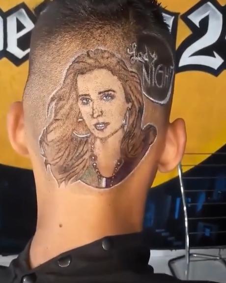 Fã faz corte em homenagem à Tatá Werneck