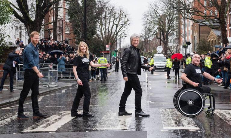  Príncipe Harry se encontra com Bon Jovi em estúdio