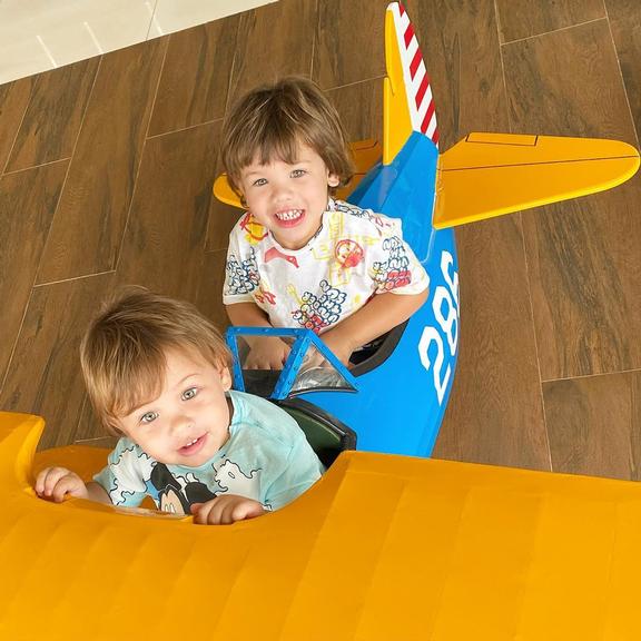 Andressa Suita mostra os filhos brincando em aviãozinho