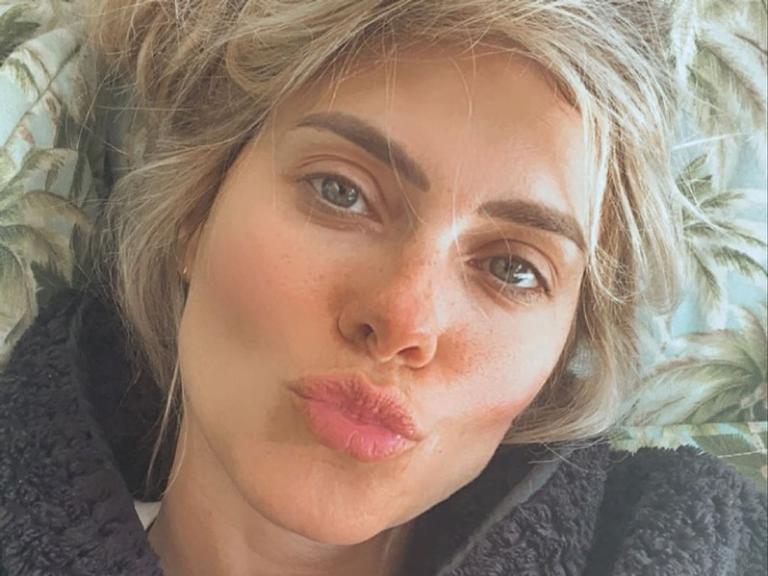 Carolina Dieckmann reflete sobre seu histórico com selfies 