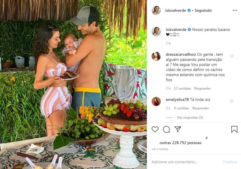 Isis Valverde posa com a família na Bahia e encanta