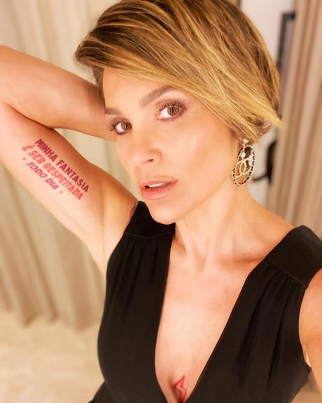 Flávia Alessandra mostra tatuagem empoderada