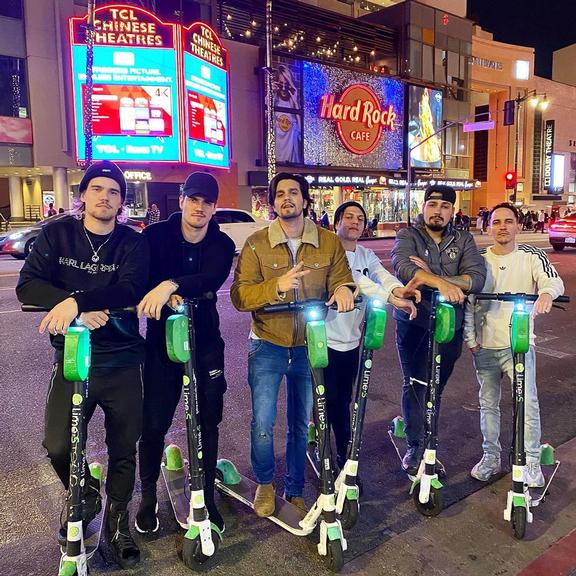 Luan Santana andando de patinete na Calçada da Fama