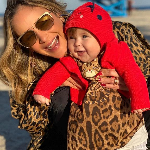 Claudia Leitte posa com a pequena Bella e encanta os fãs