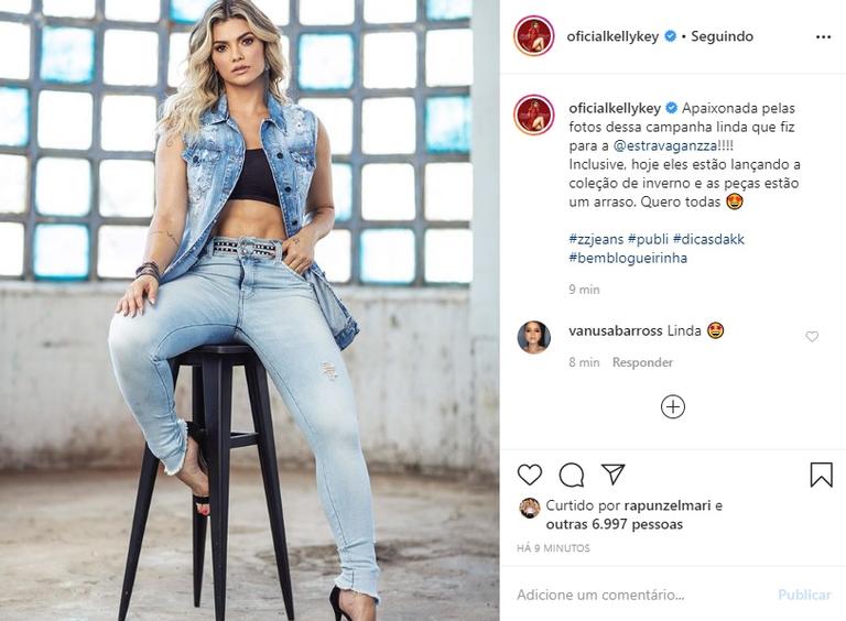 Kelly Key posa de jeans e sua barriga chapada rouba a cena