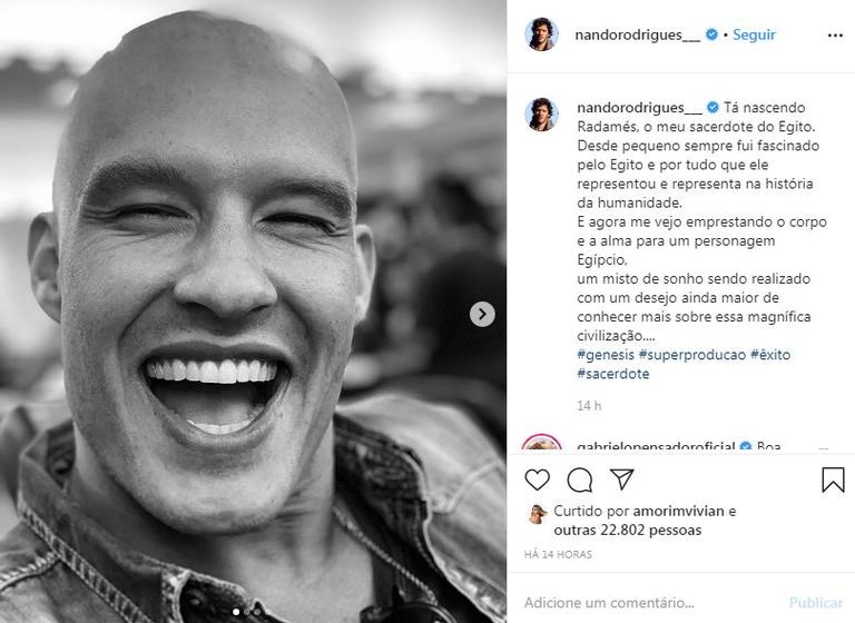 Nando Rodrigues surge careca para nova novela