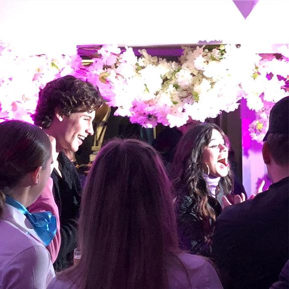 Camila e Shawn em festa surpresa