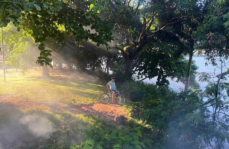 Alice Wegmann passeia de bicicleta e encontra linda paisagem