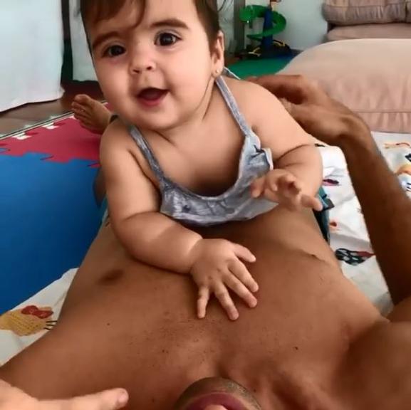 Daniel Cady encanta com vídeo brincando com uma das gêmeas