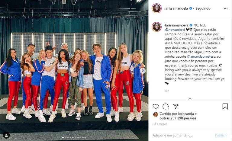 Larissa Manoela posa ao lado de Now United e fãs comemoram