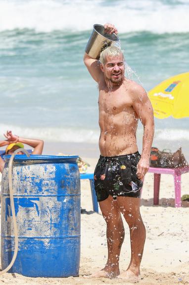 Thiago Martins na praia com a namorada