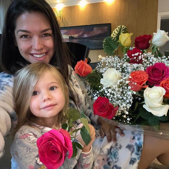 Tatá Fersoza e Melinda com buquê de flores