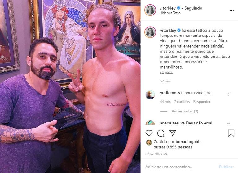 Vitor Kley mostra sua nova tatuagem e web aprova