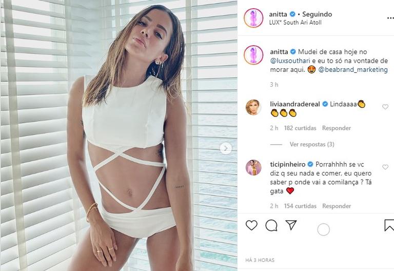 Anitta de maiô branco nas Maldivas