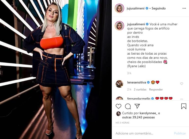 Juju Salimeni posa com look laranja e arranca elogios na web